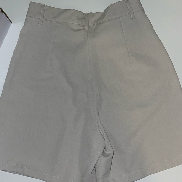 High waist dress shorts in Khaki/beige color - Picture 2 of 5